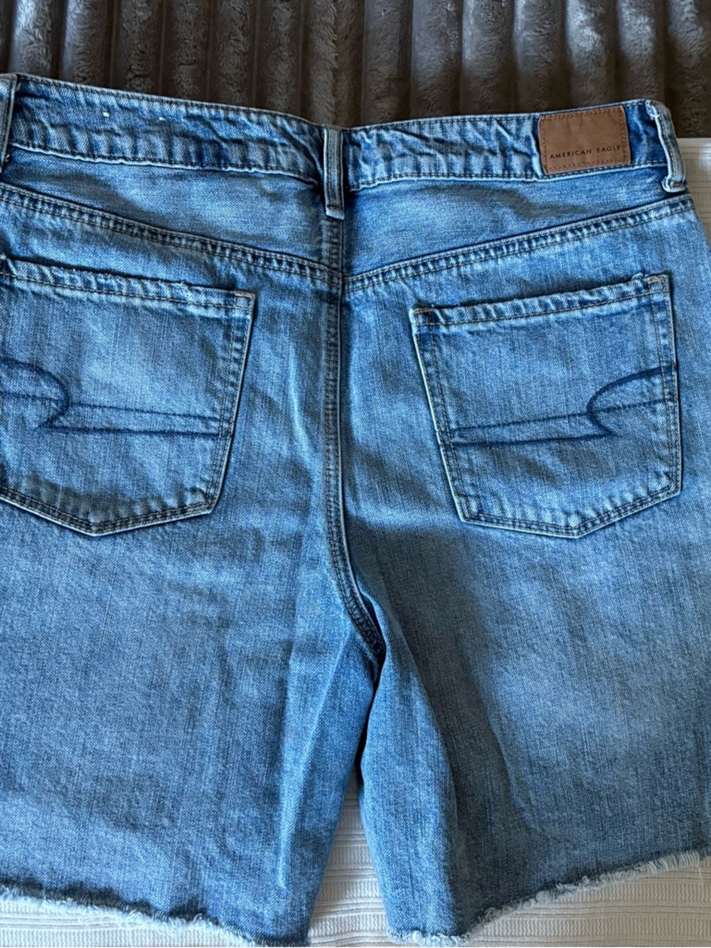 American Eagle Bermuda Light Blue Distressed Denim Shorts - Picture 3 of 6